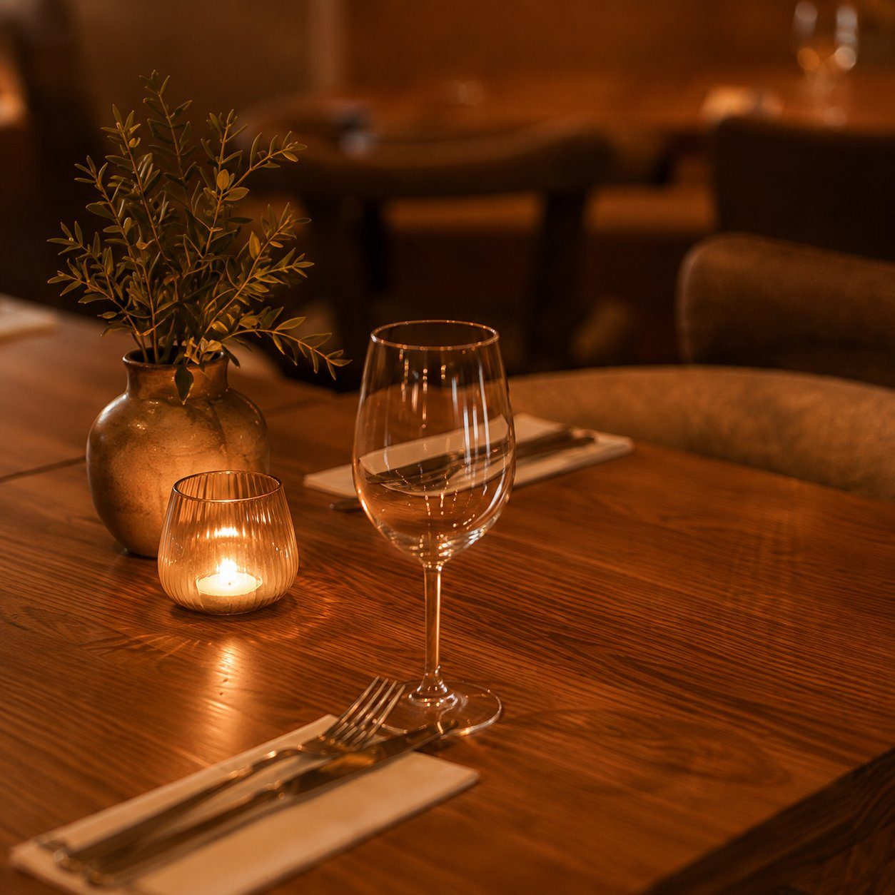 Verre de vin sur table, bougie allumée
